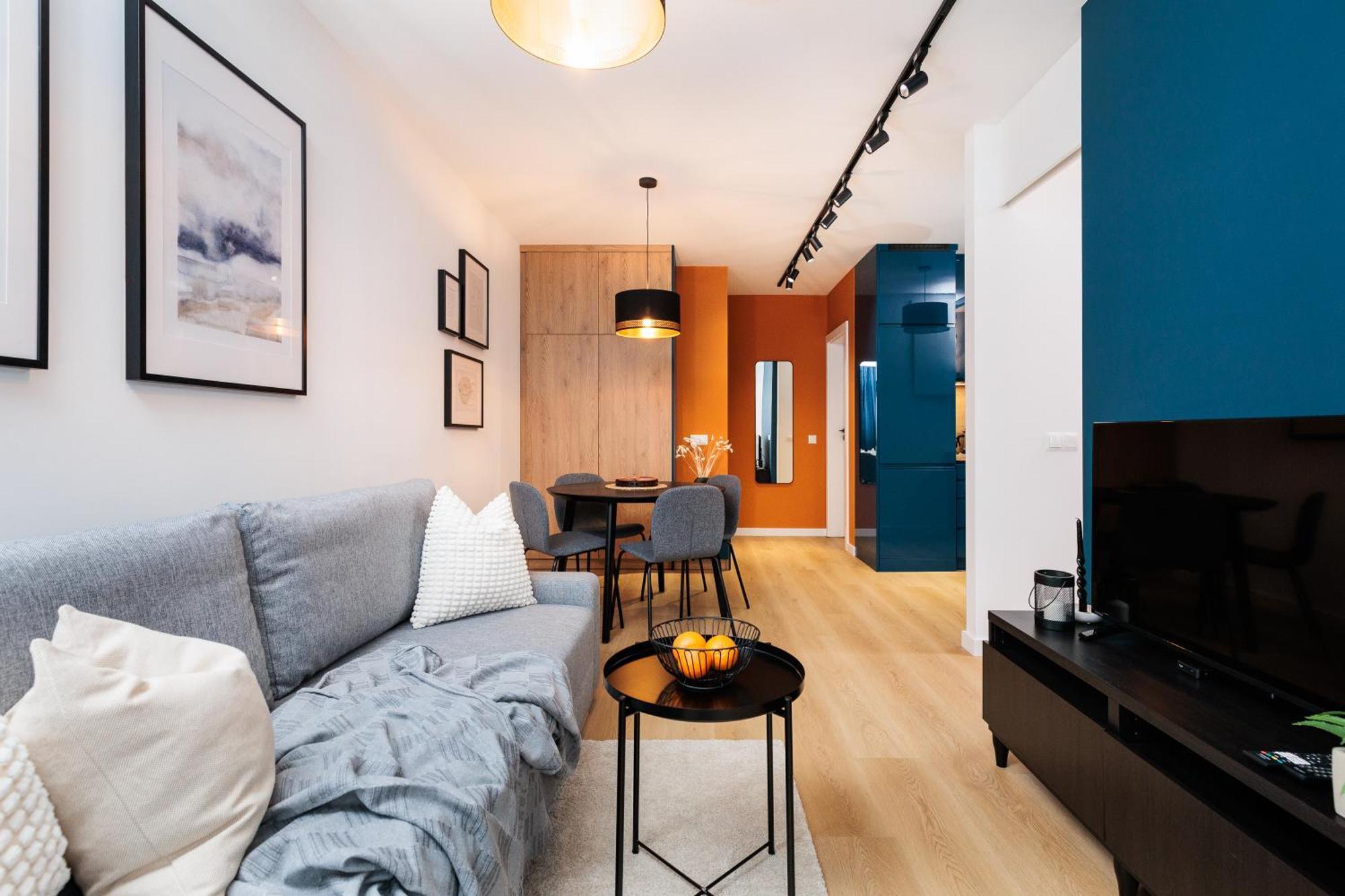 Colorful - By Upstairs Apartament